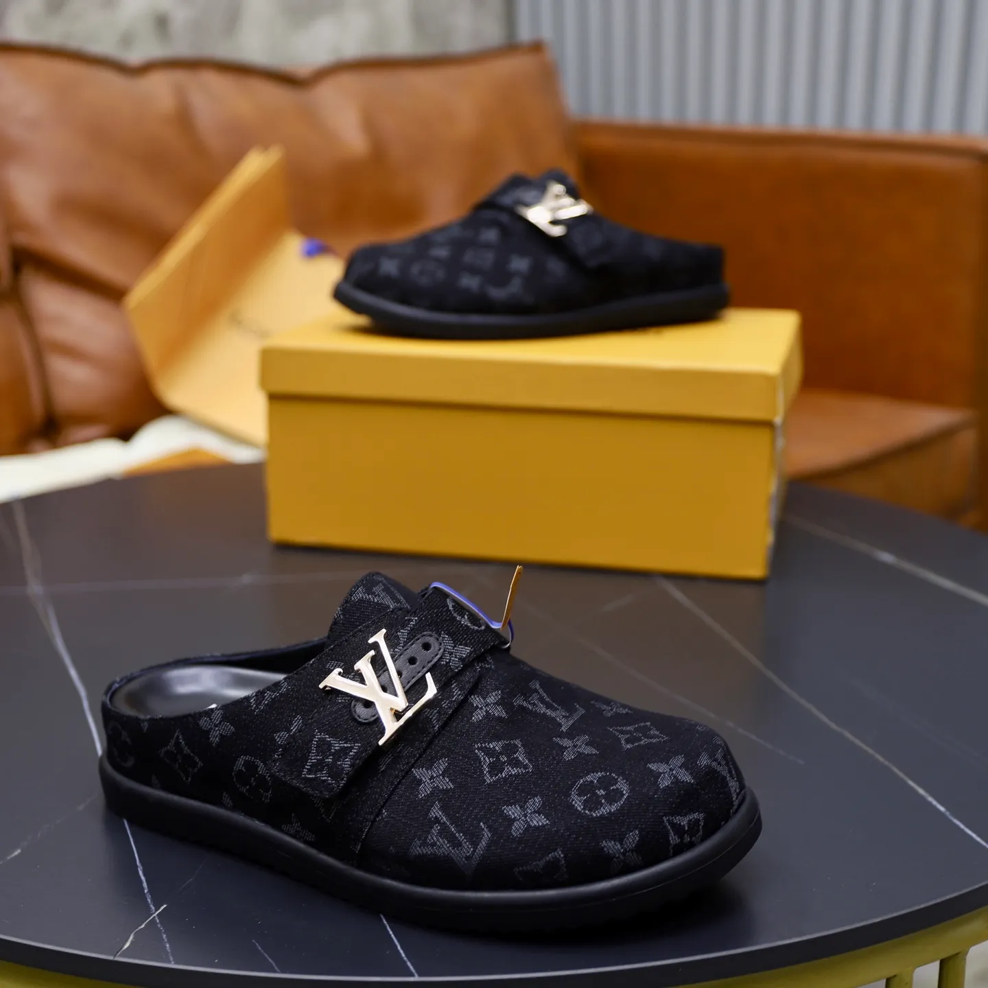 Ex-factory price: 520💰🙅‍♂️🙅‍♂️🙅‍♂️Birkenstock Brand: LV Louis Vuitton Standard code: 38-45 (cowhide lining) Grade: Same as the official website Material: Original presbyopic fabric design Original rubber wear-resistant molded outsole Style category: Men's fashion sandals Distinguished luxury brand elements Top luxury Color: Actual picture color